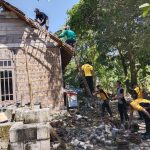 Kompak Polisi di Bojonegoro Bersama TNI dan Satpol PP Perbaiki Rumah Warga Akibat Angin Puting Beliung