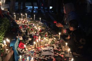 Polisi Bersama Ratusan Aremania Korwil Kota Batu Gelar Doa Bersama, Diiringi Nyala Lilin