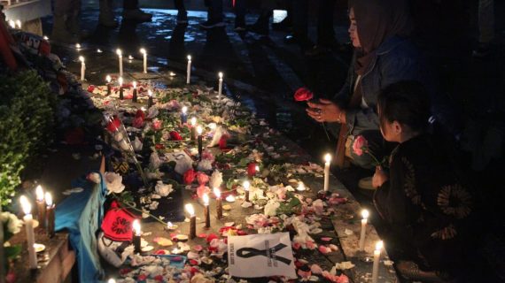 Polisi Bersama Ratusan Aremania Korwil Kota Batu Gelar Doa Bersama, Diiringi Nyala Lilin