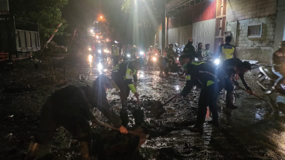 Respon Cepat Polsek Batu Kota Tangani Banjir di Sidomulyo Kota Batu