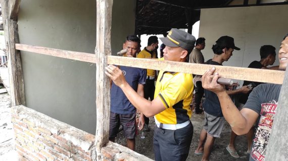 Gandeng Komunitas Motor, Polres Madiun Bedah Rumah Warga yang Tidak Layak Huni