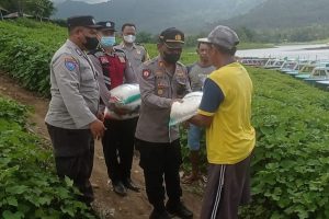 Polsek Ngantang Laksanakan Bansos Kepada Nelayan dan Warga Masyarakat