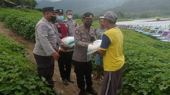 Polsek Ngantang Laksanakan Bansos Kepada Nelayan dan Warga Masyarakat