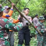 Sinergitas TNI, Polri serta Stakeholder lainnya pembersihan material tanah longsor dan rumpun bambu Curah Krecek