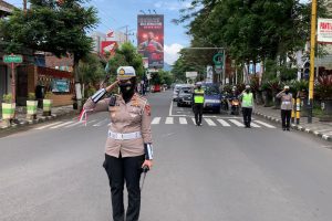 Satlantas Polres Batu Lakukan Upacara Hari Pahlawan di Jalan Bersama Pengguna Jalan
