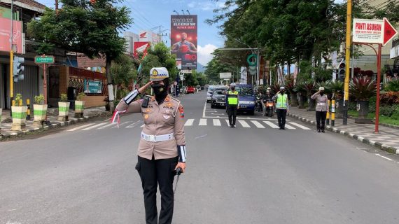 Satlantas Polres Batu Lakukan Upacara Hari Pahlawan di Jalan Bersama Pengguna Jalan