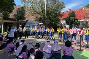 Si Bontas Polres Batu Motivasi Pelajar Tertib Berlalu Lintas
