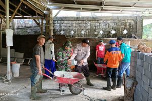 Gotong-Royong Sinergitas TNI – Polri Bersama Warga, Bedah Rumah Yang Tak Layak Huni