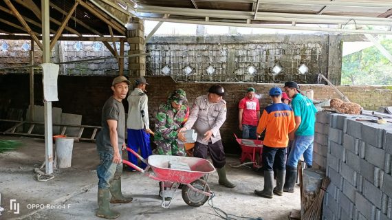Gotong-Royong Sinergitas TNI – Polri Bersama Warga, Bedah Rumah Yang Tak Layak Huni
