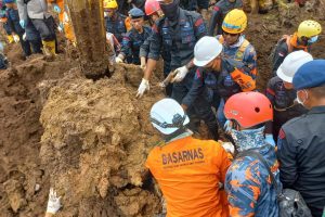 Hujan rintik sejak pagi tak halangi evakuasi 5 korban gempa Cianjur