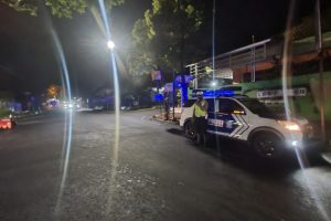 Berikan Pelayanan Kepada Masyarakat Pada Malam Hari, Personil Satlantas Polres Batu Lakukan Patroli Blue Light
