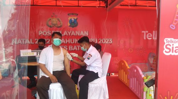 Jelang Tahun Baru 2023, Pos Yan Alun – Alun Polres Batu Gelar Vaksinasi