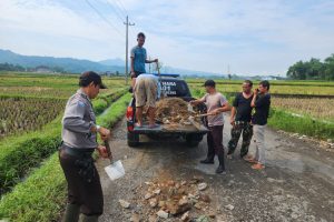 Kompak Polri bersama warga peduli jalan rusak