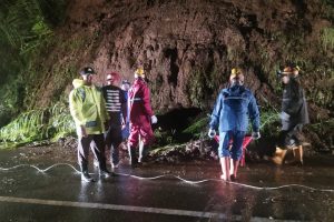 Polres Batu Gerak Cepat Tangani Longsor Di  Daerah Payung