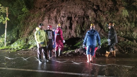 Polres Batu Gerak Cepat Tangani Longsor Di  Daerah Payung