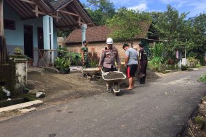 Semangat Gotong-Royong TNI – Polri dan Masyarakat, Polres Batu Bedah Rumah Warga yang Tak Layak Huni
