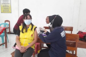 Polres Nganjuk Beri Layanan Kesehatan Gratis dan Bansos Menjelang Nataru