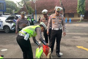 Jelang Nataru, Polres Bojonegoro Cek Kesiapan Ranmor dan Perlengkapan Pengamanan