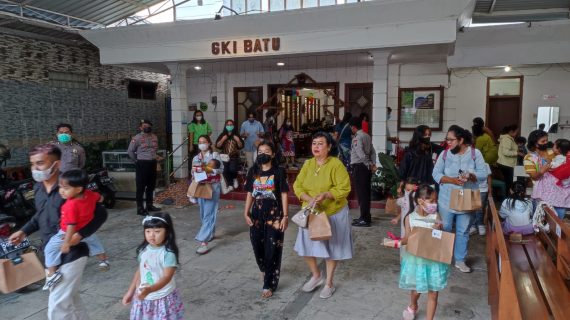 Pastikan Aman, Polres Batu  Laksanakan Pengamanan Kebaktian Misa Minggu Suci