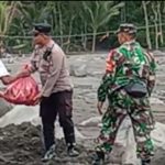 Polisi Serahkan Bantuan Sembako Untuk Warga Sumberlangsep yang Sempat Terisolasi Akibat Lahar Dingin Semeru