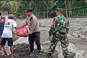 Polisi Serahkan Bantuan Sembako Untuk Warga Sumberlangsep yang Sempat Terisolasi Akibat Lahar Dingin Semeru