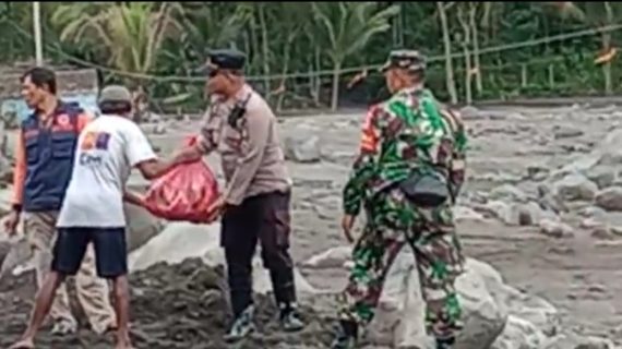 Polisi Serahkan Bantuan Sembako Untuk Warga Sumberlangsep yang Sempat Terisolasi Akibat Lahar Dingin Semeru