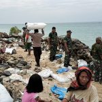 Polres Probolinggo Kota Bersama TNI dan Warga Bangun Tanggul Buatan di Pulau Gili Ketapang Pasca Abrasi
