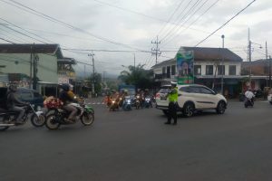 Antisipasi Arus Wisata, Satlantas Polres Batu Laksanakan Giat Pengaturan dan Pos Sore