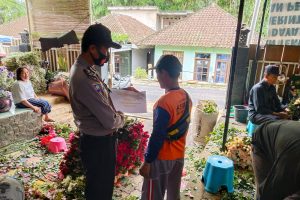 Sambang Pengusaha UMKM, Bhabinkamtibmas Kelurahan Temas Polsek Batu Polres Batu Menyerap Informasi Serta Aspirasi Warga