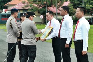 Awal Tahun 2023 Kapolda Jawa Timur Beri Penghargaan Kepada Kasat Reskrim Polrestabes Surabaya
