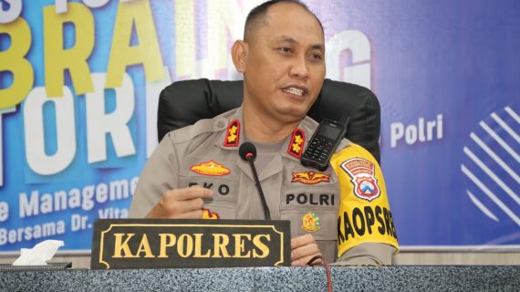 Awal Tahun 2023 Kapolda Jawa Timur Beri Penghargaan Kasat Reskrim Polrestabes Surabaya