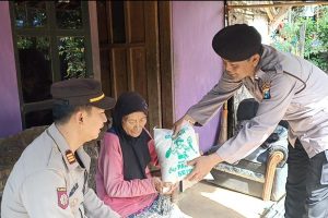 Polisi Peduli Kasih, Polres Ponorogo Sambangi Warga Berikan Bantuan Sembako