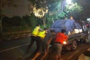 BANTU MOBIL MOGOK, SAT SAMAPTA POLRES BATU TANGGAP URAI ARUS LALIN