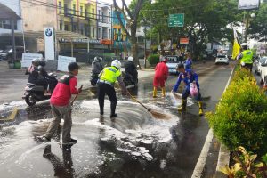 Polisi dan PMK Kota Malang Bersihkan Tumpahan Solar, Lalulintas di Jalan S Parman Kembali Lancar
