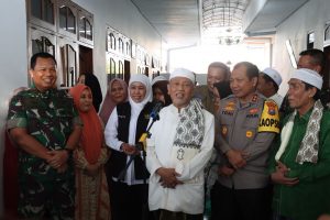 Forkopimda Jatim Berikan Bansos ke Pondok Pesantren Terdampak Banjir di Kabupaten Sampang