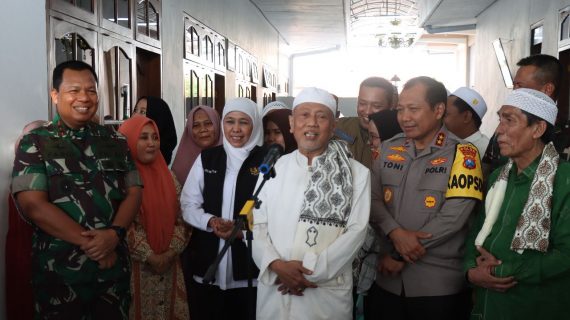 Forkopimda Jatim Berikan Bansos ke Pondok Pesantren Terdampak Banjir di Kabupaten Sampang