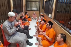 Bangun Rohani, Polisi Santri Polres Kediri Kota Rutin Berikan Tausiah kepada Para Tahanan