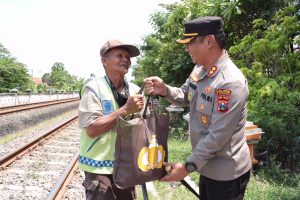 Peduli Sesama, Polres Lamongan Berbagi untuk Relawan Penjaga Perlintasan Kereta Api