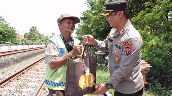 Peduli Sesama, Polres Lamongan Berbagi untuk Relawan Penjaga Perlintasan Kereta Api