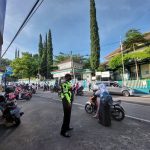 Cegah kemacetan arus di depan sekolah, anggota Polres Batu laksanakan Gatur lalin