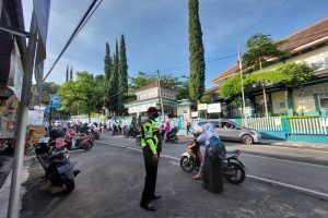Cegah kemacetan arus di depan sekolah, anggota Polres Batu laksanakan Gatur lalin