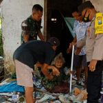 Kompak, Polisi di Ponorogo bersama TNI dan Warga Bedah Rumah Mbah Ponirah yang Hidup Sebatangkara