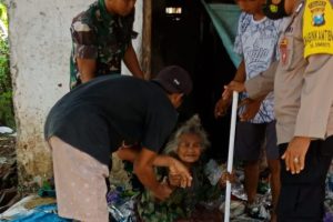Kompak, Polisi di Ponorogo bersama TNI dan Warga Bedah Rumah Mbah Ponirah yang Hidup Sebatangkara