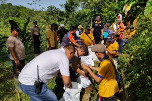 Polisi di Jember Bantu Petani Perbaiki Talang Air Atasi Masalah Irigasi