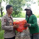 Peduli Lingkungan, Polres Ponorogo Bersama Warga Bersihkan Sungai Sambil Berbagi