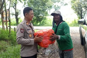 Peduli Lingkungan, Polres Ponorogo Bersama Warga Bersihkan Sungai Sambil Berbagi