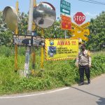 Polresta Mojokerto Pasang Baner Himbauan, Minimalisir Laka Perlintasan KA Tanpa Palang Pintu