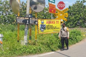 Polresta Mojokerto Pasang Baner Himbauan, Minimalisir Laka Perlintasan KA Tanpa Palang Pintu