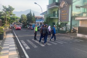 Kanit Kamsel Sat lantas Ipda Mardiyono , laksanakan Poros Pagi bantu masyarakat di pagi hari