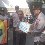 Polres Jember Berbagi Ratusan Paket Sembako untuk Warga dan Satpam